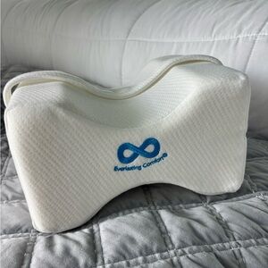 NWOT: Everlasting Comfort White Knee Pillow